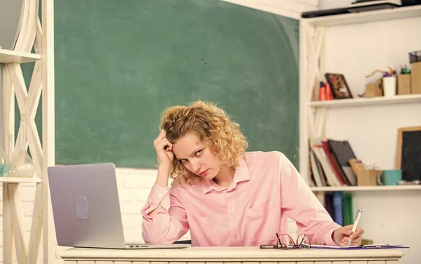 Online cursussen voor volwassenen. Leraar in de klas werken met notebook. Slagen online. Online videoles. Afstandsonderwijs. Vrouwelijke studente met laptop. Educatief webinar. Schoolkennis — Stockfoto