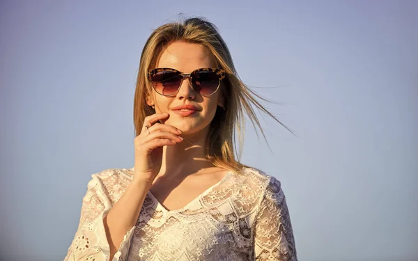 Ervaren reiziger. strand mode stijl. Zomer buiten levensstijl. Gelukkige jonge vrouw poserend boven de blauwe lucht. mooie jonge mooie vrouw met een zonnebril. Zomer outfit. Portret van het mooie meisje. — Stockfoto