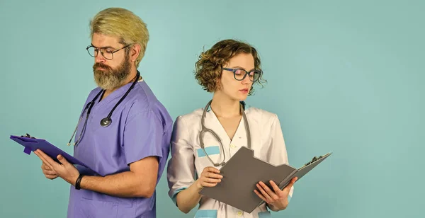 Länger leben. Vertrauen Sie unseren Fachleuten. Gesundheitsgeschäft. Teamwork und Menschen-Konzept. Arzt und Krankenschwester. Erfolgreiches Ärzteteam. Menschen in Uniformen blauen Hintergrund. Medizinisches Personal — Stockfoto