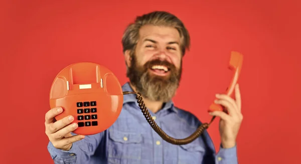 Δείξε το σημάδι σου. επιχειρηματίας που μιλάει στο παλιό τηλέφωνο. Αγόρασε καινούριο μαραφέτι. τηλεφωνική επιχειρηματική ιδέα. Επιχειρηματίας touts ρετρό τηλέφωνο. Ρετρό εξυπηρέτηση πελατών. επικοινωνία. Ο άνθρωπος μιλάει με vintage τηλέφωνο — Φωτογραφία Αρχείου