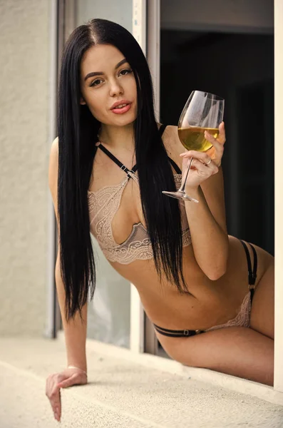 Menina sexy com coquetel de álcool. Menina sexy com copo de vinho. Festa em casa. Vinho de elite. Ela sabe muito sobre prazer. Conceito de edonismo. Senhora quente em lingerie erótica sentar peitoril da janela. Mulher beber vinho — Fotografia de Stock