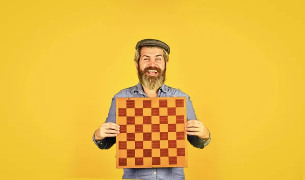 Lógica de desenvolvimento professor de escola jogar xadrez passatempo  intelectual figuras em tabuleiro de xadrez de