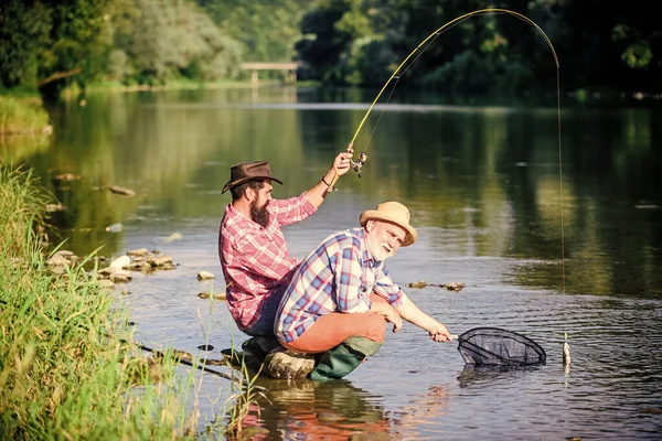 Pesca con la mosca. hobby di pesce di mosca di uomini. pesca a riposo. Due amici maschi che pescano insieme. Cattura e pesca. Buona amicizia tra pescatori. pensionato papà e maturo figlio barbuto — Foto Stock