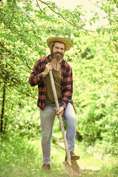 Trabalhar num jardim. lindo dia de primavera. plantando árvore no jardim. Ferramentas de jardinagem. homem cava solo com pá de metal. conceito de horticultura. O solo está se preparando para plantar na primavera. dia de terra — Fotografia de Stock