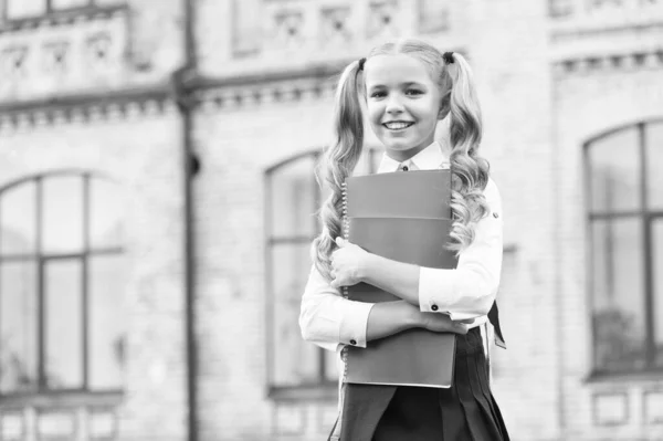 Una escuela de calidad. estudiar literatura para niños. aprender con la carpeta de documentos. Día del conocimiento. educación escolar moderna. Feliz infancia. adolescente con libro. niña bonita va a leer — Foto de Stock