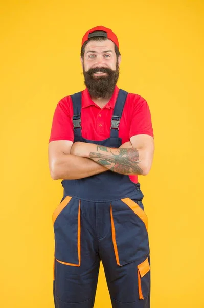 Homem barbudo feliz eletricista reparação e correção, assistente — Fotografia de Stock