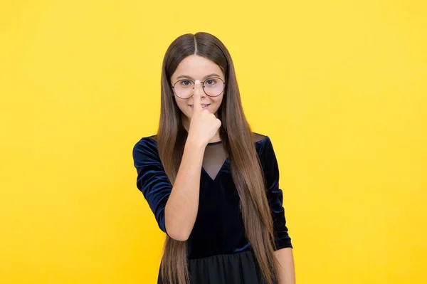 Menina inteligente criança com cabelos longos e óculos no fundo amarelo, nerd — Fotografia de Stock