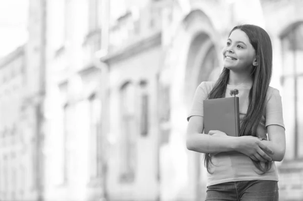 La scuola dell'obbligo. Felice bambino tenere libro all'aperto. Istruzione e istruzione. Anni di scuola. Attività di apprendimento. Addestramento formale. Home scolarizzazione, spazio copia — Foto Stock