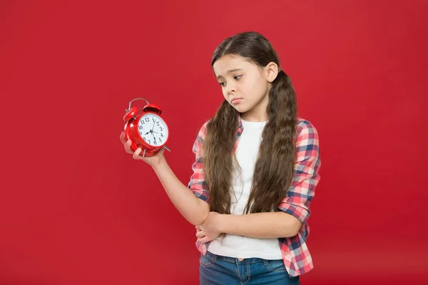 Upset kid girl showing time on vintage watch, being late — Stock Photo, Image