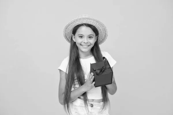 Día internacional de los niños. Feliz cumpleaños a ti. Niña pequeña sostiene la caja de regalo. Un regalo agradable. celebración de vacaciones de verano. feliz fiesta venta. bonita pequeña compra —  Fotos de Stock