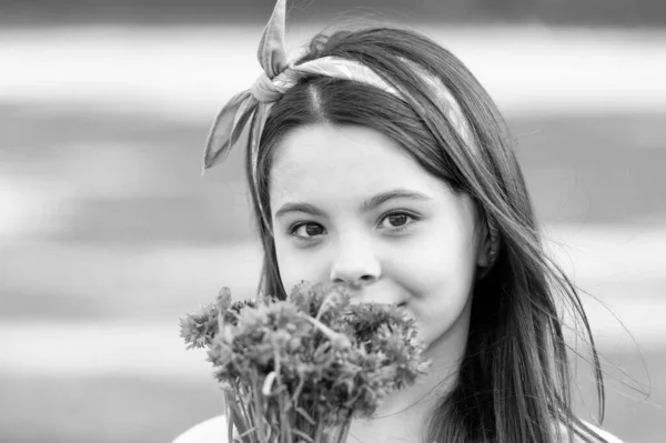 Aparência floral chique. Pequena criança segurar flores azuis ao ar livre. Beleza olhar de menina bonito. Aparência de moda de pequeno modelo. Cosméticos naturais para crianças. Cuidados com a pele e o cabelo. Salão de cabeleireiro. Look de verão fresco — Fotografia de Stock