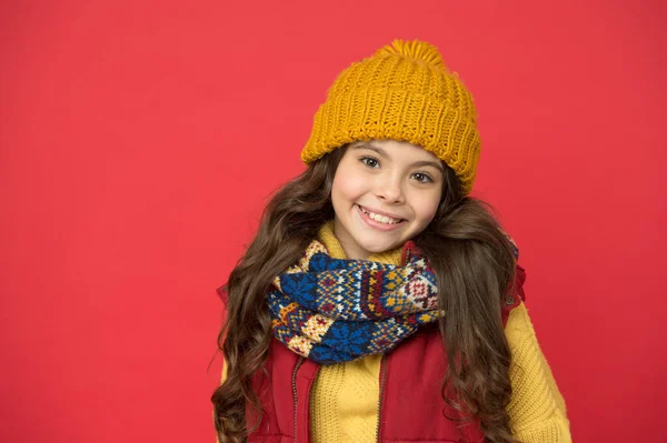 Menina adolescente feliz usar roupas quentes de inverno. felicidade infantil. atividade de férias de inverno. criança em chapéu de malha e cachecol sentir aconchegante. vestindo roupas confortáveis na estação fria — Fotografia de Stock