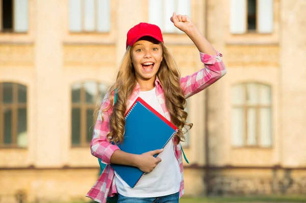 Buone feste. La bambina festeggia con il gesto vincente. Vacanze scolastiche. Vacanze estive. Attività educative. Fine dell'anno accademico. La scuola è finita — Foto Stock