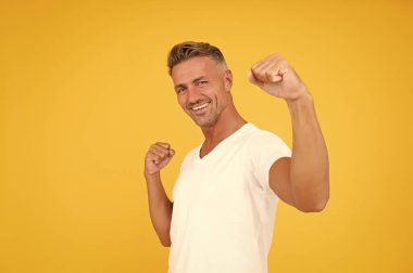 Büyük bir değişiklik yapmalıyız. Sorunların üstesinden gel. Orta yaş krizi erkekleri etkiliyor. Kişinin yaşlanmasına neden olan olayların neden olduğu psikolojik bir kriz. Orta yaş krizi hayatı değiştiriyor. Olgun adam.