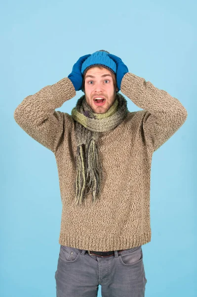 모자와 목도리로 고정 된 액세서리. 겨울 패션에 뜨개질 한 옷. 모자 장갑과 스카프의 겨울 옷을 입은 남자. 남자는 악세서리 청록색 배경 옷을 입고 있다. 겨울 부속품 개념 — 스톡 사진