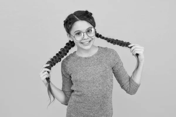 Criança esperta. Feliz infância. Adoro estudar. Bebé esperto. Uma estudante romântica. Um nerd adorável da escola. A miúda usa óculos de proteção. De volta ao conceito de escola. Intelectual. Estudante bonito — Fotografia de Stock