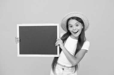 Haberler iyi. Tahtası olan neşeli küçük bir kız. Mutlu çocuklar günü. Yaz kampı macerası. Eğlenceye hazırım. çocukluk mutluluğu. En iyi tatil. Hoş geldin yaz. Burada yaz tatili. Boşluğu kopyala