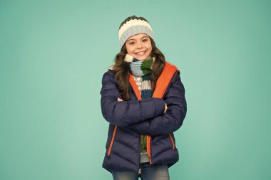 Çocuk giyim mağazası. Rahatlamak için tasarlandı. Moda kızı kışlık giysileri. Moda modası. Moda ceketi. Isınıyorum. Sıradan bir kışlık ceket daha şık, daha rahat özellikleri var. Kadın modası.