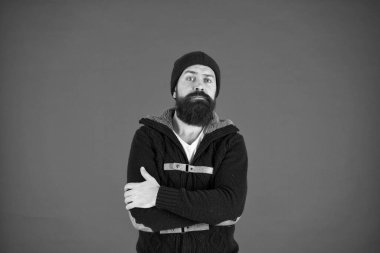 Sıcak ve rahat. Moda erkek giyim mağazası. Erkeksi kıyafet konsepti. Düşün ve karar ver. Kış erkek giyim. Sakallı, sıcak kazaklı ve kırmızı şapkalı bir adam. Kış sezonu erkek giyim. Kişisel stilist