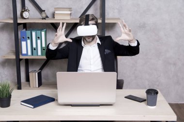 Sanal çalışma alanı. İş adamı sanal gerçekliği keşfeder. Sanal gerçeklikte etkileşim. İş dünyası modern teknolojiyi uygular. Resmi takım elbise 3 boyutlu siber uzayda çalışıyor. Mühendislik ve tasarım. Modern aygıt