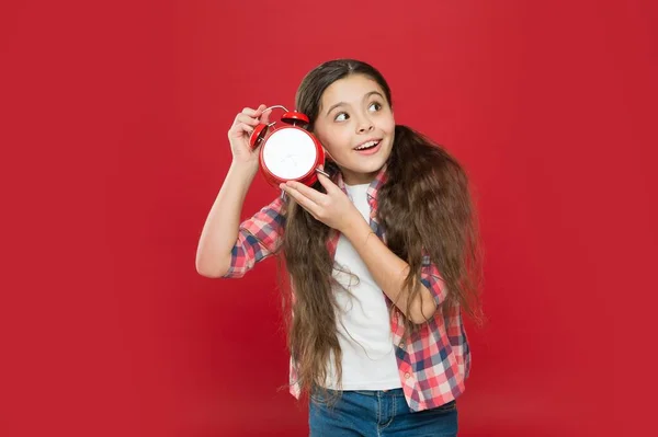 Amazed teen girl with vintage clock. alarm clock. time for holiday. time for school shopping. happy childhood. countdown to christmas or new year. child listening alarm ring — Stock Photo, Image