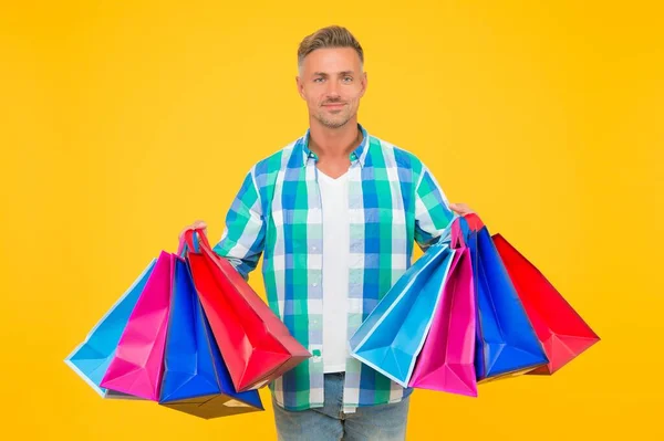 Sukces dojrzały shopper człowiek nosić torby na zakupy, sprzedaż i rabat — Zdjęcie stockowe