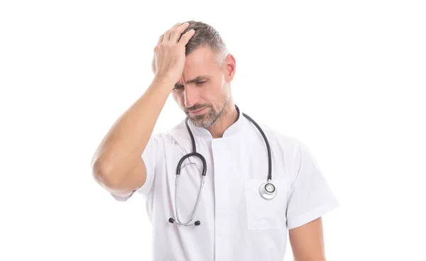 Чоловік сімейний лікар або медсестра зі стетоскопом ізольовані на білому з головним болем, мігрені та гарячкою — стокове фото