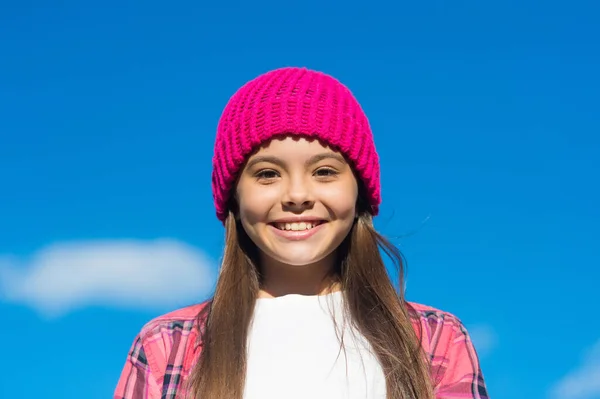 Happy little girl dziecko nosić różowy kapelusz na długie włosy w stylu casual moda uśmiechając się na słoneczne błękitne niebo, dzieciństwo — Zdjęcie stockowe