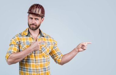 Şuraya bak. Tişört giyen olgun bir müteahhit. Şantiyedeki traşsız adam. Sert şapkalı yakışıklı bir inşaat işçisi. İşçi bayramı. Adam güvenlik kaskı takıyor. Mühendis çalışıyor. erkek yaşam tarzı