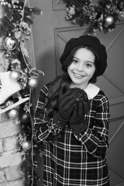 Mutlu noeller. Kış aksesuarları. Moda kızı Noel kutlaması için hazır. Eldiven giyen küçük moda düşkünü. Noel elbisesi giymiş küçük bir kız. Modaya uygun küçük bir çocuk. Tatlı çocuk.