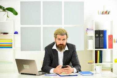 Laptoplu, ceketli sakallı adam. Patron iş yerinde. Modern ofis hayatı. Coronavirüs karantinadayken uzak çalışma. Olgun öğretmen. iş odaklı iş adamı