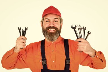 Değiştirme parçaları. Adam anahtar aletlerini tutuyor. Anahtar gereçleri. Otomotiv Teknisyenleri ve Tamircileri. Tamir için aletler. Ağır işler daha büyük makinelerde ya da ağır ekipmanlarda. Profesyonel araçlar