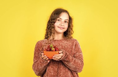 Çok lezzetli. Anın tadını çıkarıyorum. meyve dolu vitamin. diyet ve diyet. Sadece organik yiyecekler. Çilekli kız. Kahvaltıda çilek yemek. Böğürtlen yiyen küçük çocuk Yaz zamanı çocukluğu