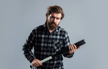 Sıradan ve kotlu. Yakışıklı adam. Erkek karizması ve vahşeti. erkeklik