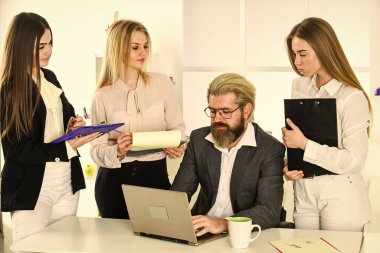 Patron ve çalışan. Başarılı ortaklık. Kadın ve erkek ofiste beyin fırtınası yapıyorlar. İşbirliği ve takım oluşturma konsepti. İş adamı ve sekreter yardımcısı sorunu birlikte çözer