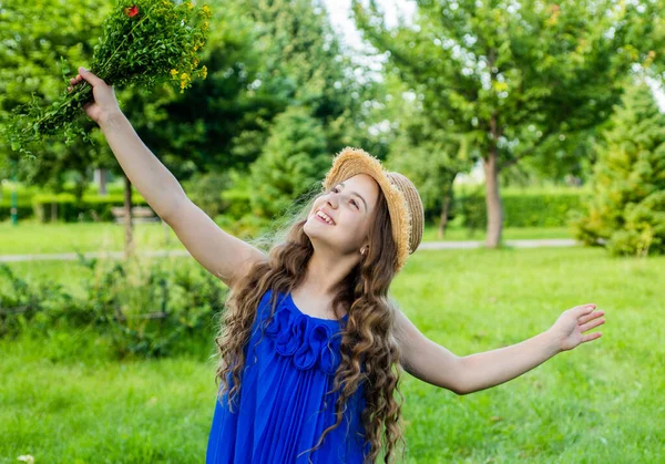 Optimistisk leende flicka njuter av solig sommardag i naturen, bekymmersfri humör — Stockfoto