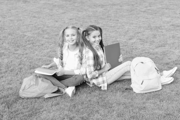 Szkoła przyjaciele dziewczyny studiować na świeżym powietrzu, nieformalna koncepcja edukacji — Zdjęcie stockowe