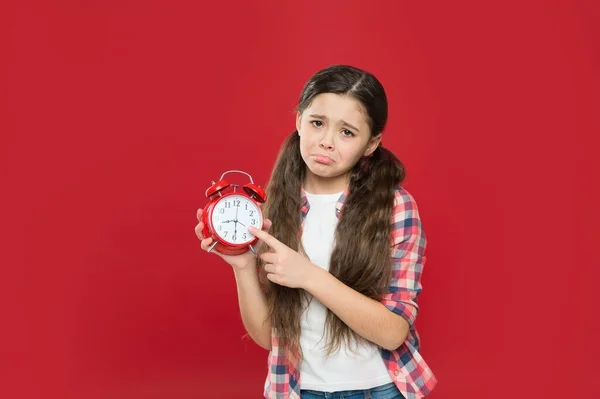 Triste adolescente menina apontando dedo no retro despertador relógio, contagem regressiva — Fotografia de Stock