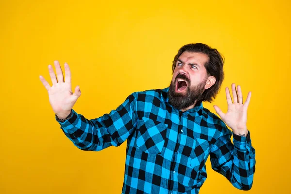 Homme émotionnel sur fond jaune. brutal hipster barbu. mec mature avec une moustache sur le visage. exprimant des émotions humaines. homme en colère en chemise à carreaux. il a peur — Photo