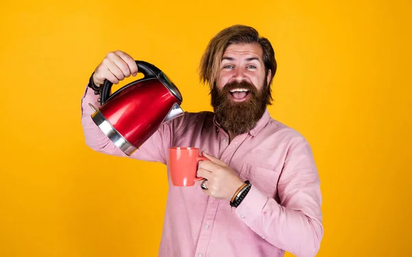 Une tasse de plus. brutal bel homme avec moustache boire du thé. homme mature mari tenir bouilloire électrique. la technologie moderne dans la vie. hipster barbu utiliser des appareils ménagers. concept de cuisine — Photo