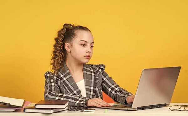 Dueño de una pequeña empresa. de vuelta a la escuela. concepto de educación. educación en línea y personas. felicidad infantil. utilizar el trabajo portátil. listo para estudiar. aprendiendo en casa. Imagínate que es secretaria — Foto de Stock