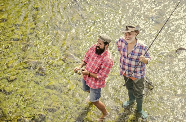 Vão para longe juntos. Acampar na margem do lago. Grande jogo de pesca. amizade. pescador feliz com vara de pesca e rede. conceito de uma fuga rural. Passatempo. Natureza selvagem. pesca de pai e filho. Caça furtiva — Fotografia de Stock