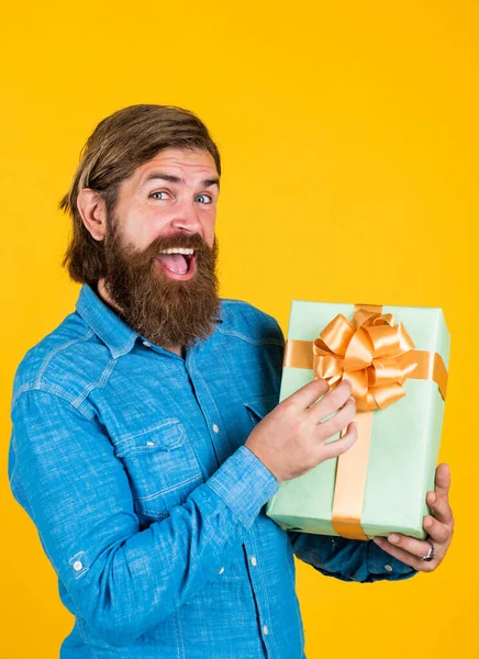 Hombre maduro con barba y moderno peinado celebrar caja de regalo, sorpresa — Foto de Stock