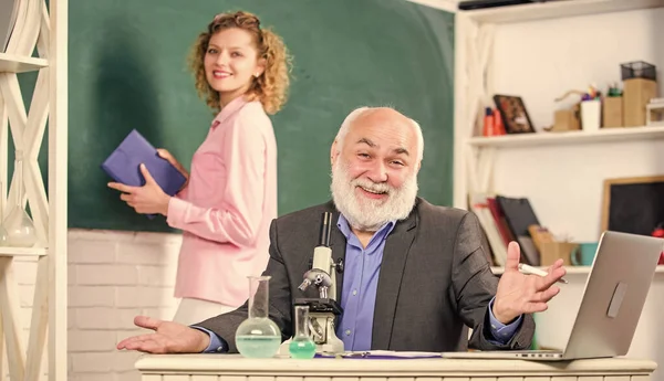 Scheikundeonderwijs. Positief over hun studie. biologieles. Wetenschappelijk en biotechnologisch onderzoek. terug naar school. studentmeisje op schoolbord. volwassen leraar met beker en microscoop — Stockfoto