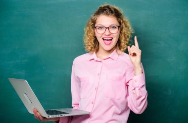 Online okul. İnternette çalış. Öğretmen defterinin yazı tahtası arkaplanı. İnternette sörf yapan kadın. Dijital teknoloji. Modern meslek. BTMM öğrencisi. İstihbarat ve programlama. Çevrimiçi ders veriyorum