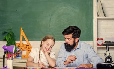 Yorgun çocuk motivasyonsuz çalışmayı öğreniyor. Katı bir pedagog. Pedagog yetenekleri. Hometask evraklarını hazırlıyorum. Özel ders. Babamla evde eğitim. Öğretmen ve liseli kız. Sakallı pedagog