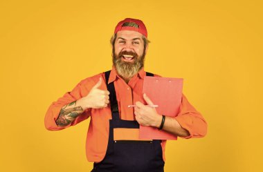 Kontrol listesi. Kontrol konsepti. Belgeli kurye. Waybill ya da teslimat notu. Teslimat servisi. Sakallı bir dükkancı. Mal tedarikçisi. Kaputtaki teslimatçı pano tutuyor. Bilgi arıyor.