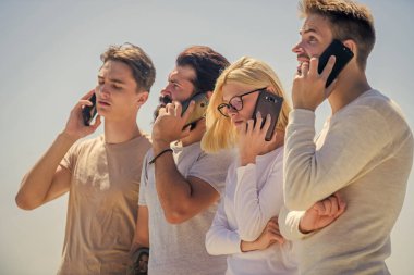 Arkadaşlar arka planda sohbet ediyorlar. Mobil iletişim. Akıllı telefonları olan insanlar. Cep telefonu. Sohbet ve tartışma. Proje tartışıyoruz. İletişim araçları. Cep telefonu sohbeti