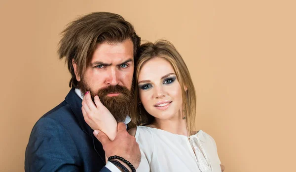 Empresário e senhora abraçar. homem e mulher com cabelo elegante. amor e romance — Fotografia de Stock