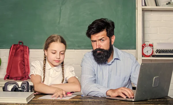 Homem barbudo pedagogo ensino de informática. Estude online. A estudar em casa com o pai. Encontra um amigo para te ajudar a estudar. Uma lição privada. Professor de escola e estudante com laptop. Estudo de tecnologias modernas — Fotografia de Stock